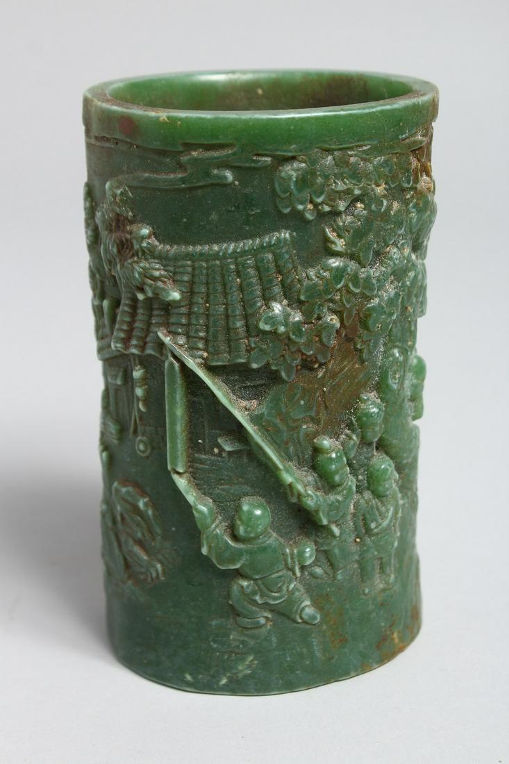 A CHINESE JADE BRUSH POT. 4.75ins: A CHINESE JADE BRUSH POT. 4.75ins