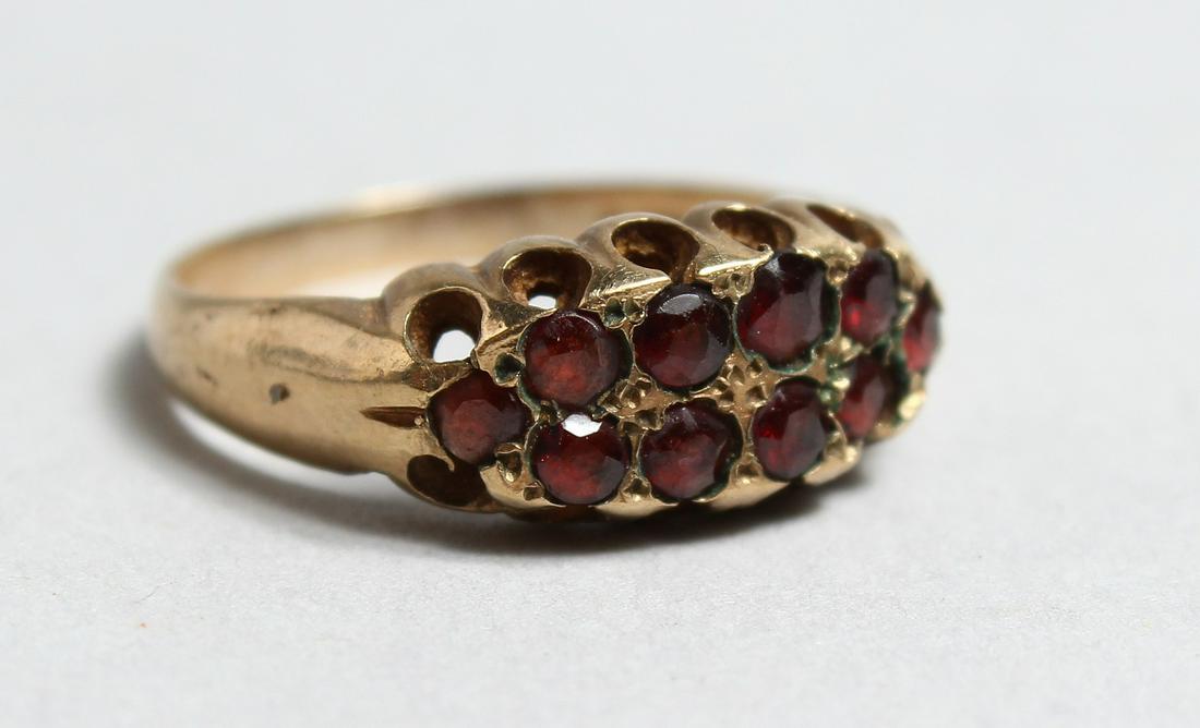 A VICTORIAN 9CT GOLD GARNET SET RING.: A VICTORIAN 9CT GOLD GARNET SET RING.