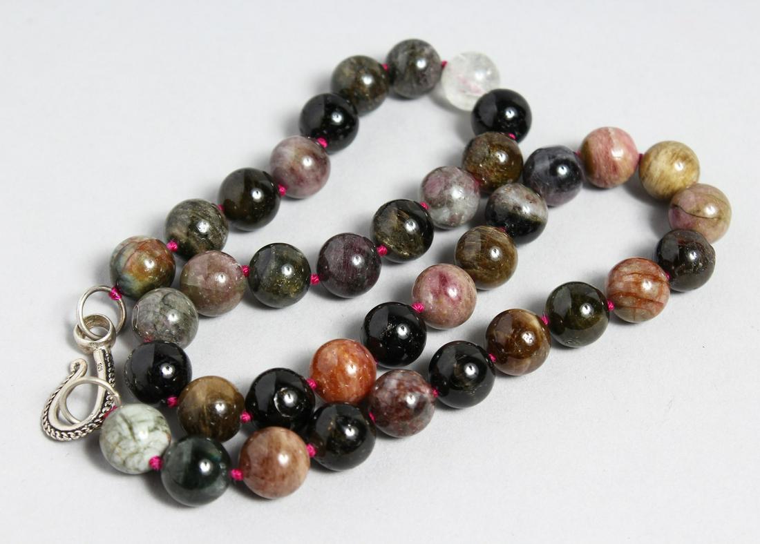 A SCOTTISH AGATE NECKLACE.: A SCOTTISH AGATE NECKLACE.
