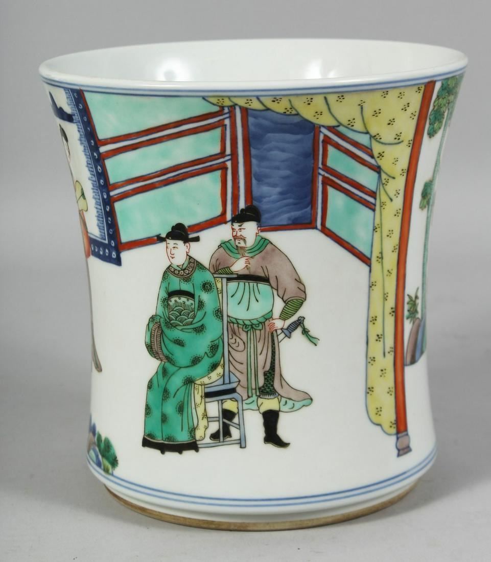A LARGE CHINESE FAMILLE VERTE PORCELAIN BRUSH POT painted with figures in a garden. Six-character: A LARGE CHINESE FAMILLE VERTE PORCELAIN BRUSH POT painted with figures in a garden. Six-character mark to base. 17.5cm high
