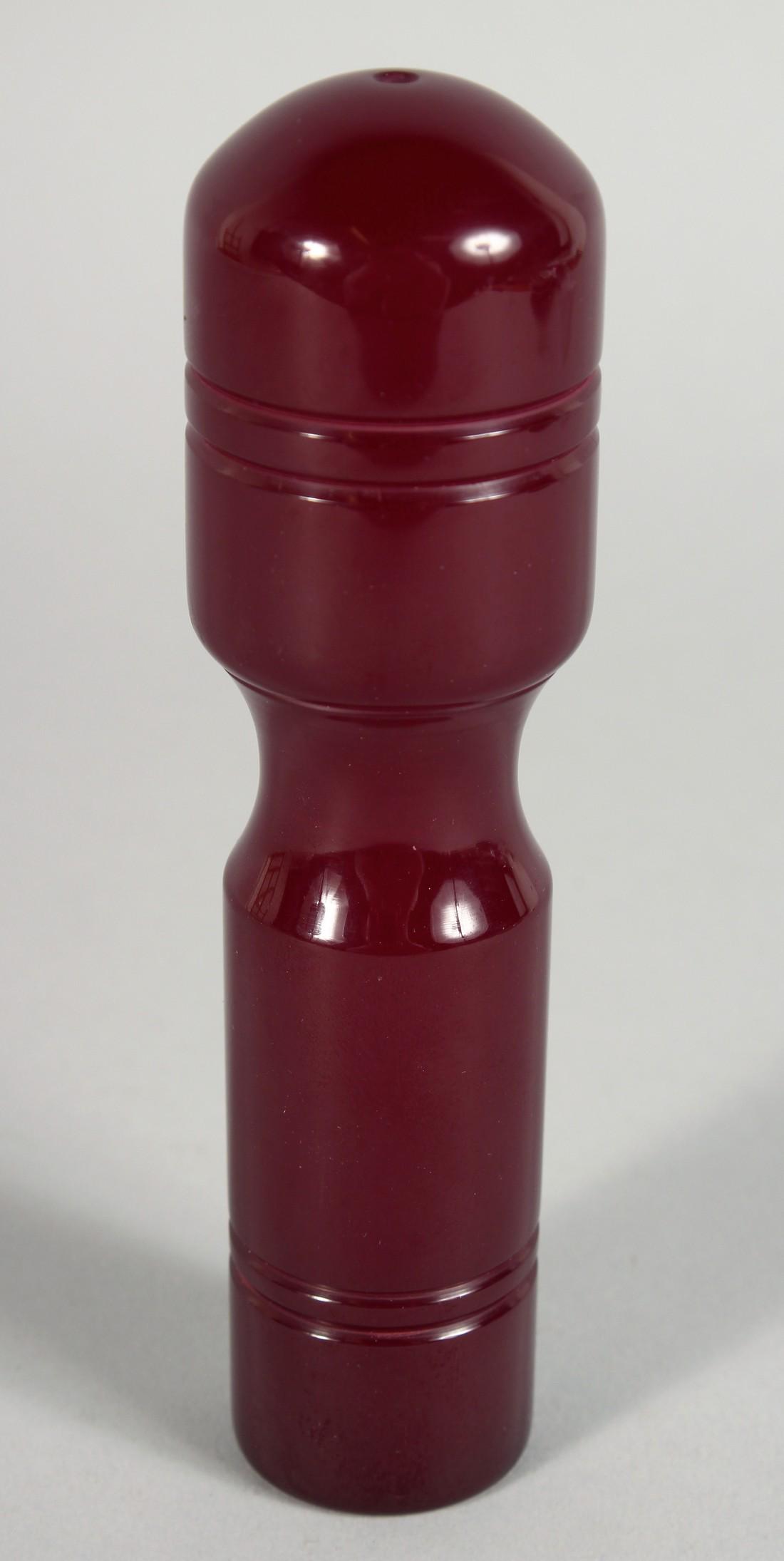 A TURKISH OTTOMAN CHERRY AMBER / BAKELITE HANDLE, possibly for a walking stick, 15.5cm long.: A TURKISH OTTOMAN CHERRY AMBER / BAKELITE HANDLE, possibly for a walking stick, 15.5cm long.