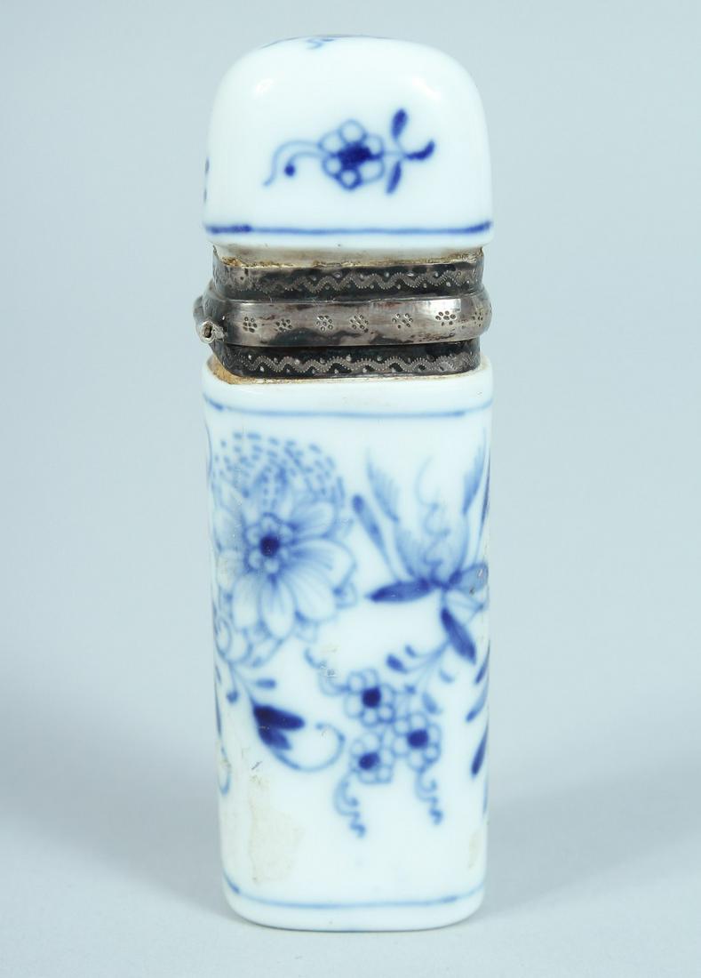A MEISSEN ONION PATTERN PORCELAIN BLUE AND WHITE SCENT BOTTLE. 8cm.: A MEISSEN ONION PATTERN PORCELAIN BLUE AND WHITE SCENT BOTTLE. 8cm.