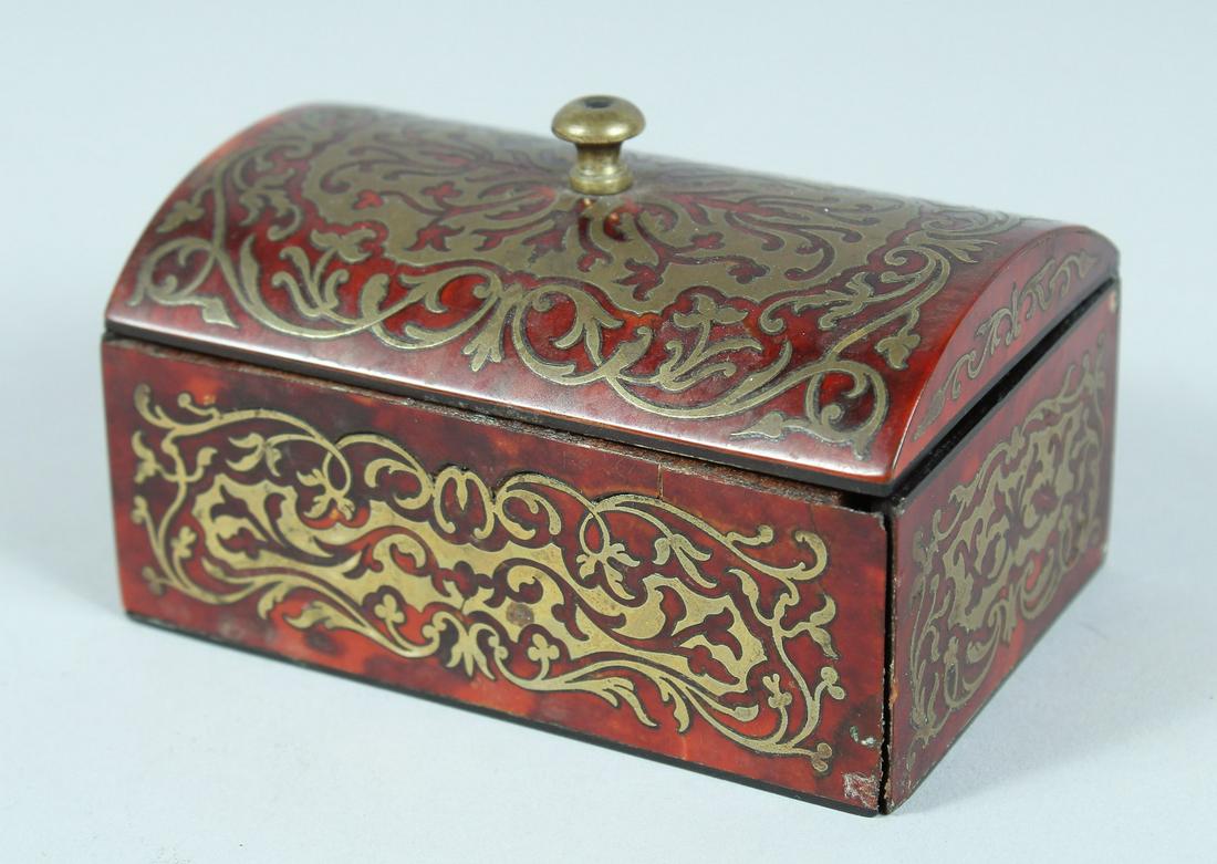 A 19TH CENTURY SMALL BONE AND TORTOISESHELL CASKET. 3.75ins wide.: A 19TH CENTURY SMALL BONE AND TORTOISESHELL CASKET. 3.75ins wide.