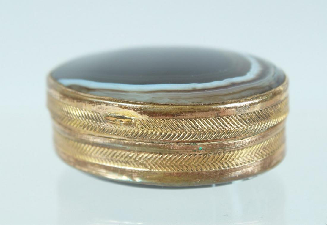 AN OVAL AGATE PILL BOX 1.5ins: AN OVAL AGATE PILL BOX 1.5ins