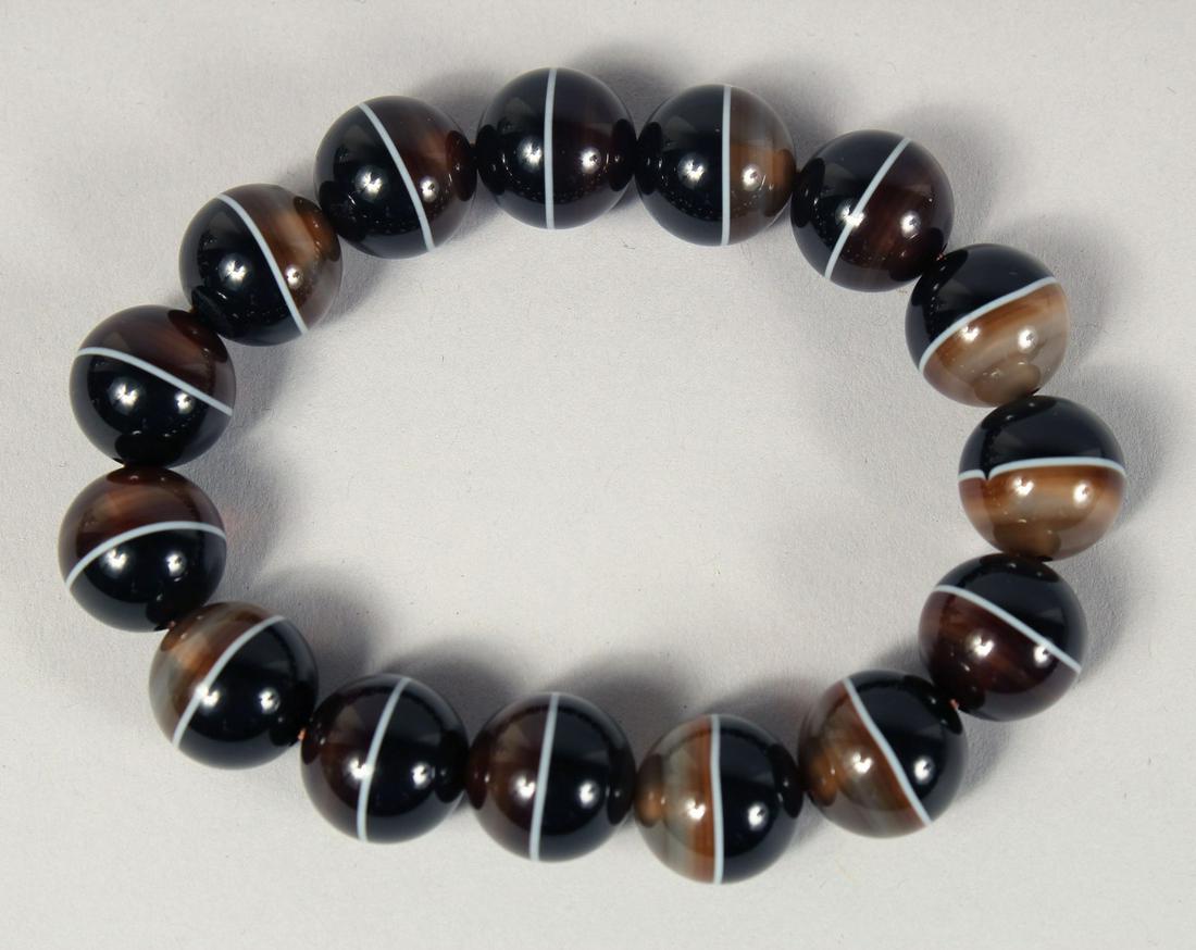A BANDED AGATE BEAD BRACELET. (1 of 3)