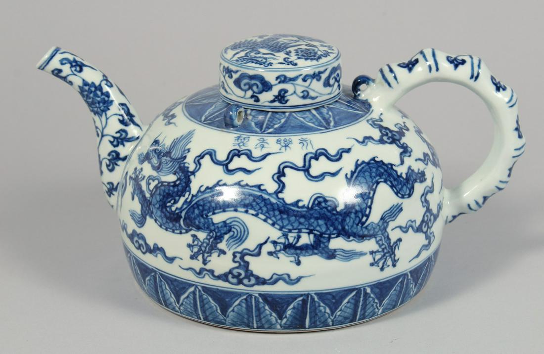 A LARGE CHINESE BLUE AND WHITE PORCELAIN TEAPOT AND COVER, the body painted with dragons, the cover (1 of 8)