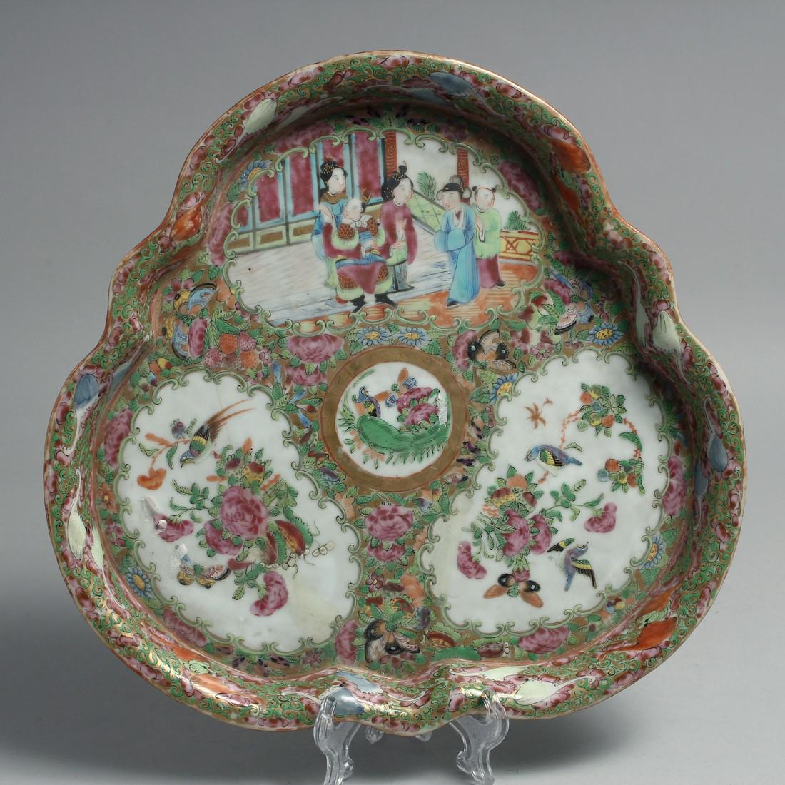 A LARGE CHINESE CANTON FAMILLE ROSE PORCELAIN QUATREFOIL FORM DISH, 27.5cm x 26.5cm, (af).: A LARGE CHINESE CANTON FAMILLE ROSE PORCELAIN QUATREFOIL FORM DISH, 27.5cm x 26.5cm, (af).