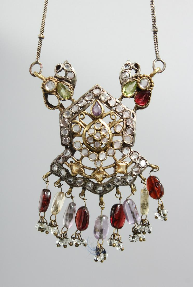 A FINE INDIAN YELLOW AND WHITE METAL JEWELLED PENDANT: A FINE INDIAN YELLOW AND WHITE METAL JEWELLED PENDANT