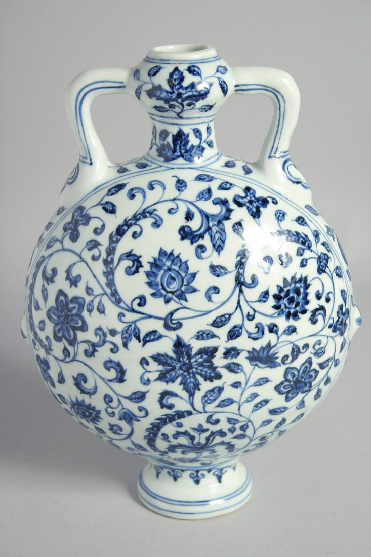 A CHINESE BLUE AND WHITE PORCELAIN MOON FLASK, decorated with flower heads and vine, 28cm high.: A CHINESE BLUE AND WHITE PORCELAIN MOON FLASK, decorated with flower heads and vine, 28cm high.