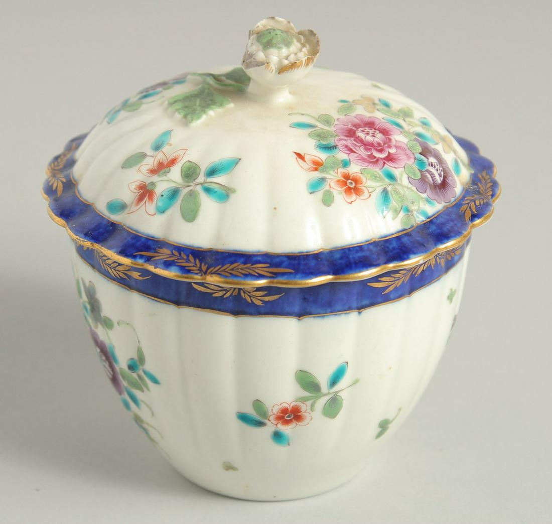 AN 18TH CENTURY WORCESTER POLYCHROME SUCRIER AND COVER painted with sprays of flowers under a bright: AN 18TH CENTURY WORCESTER POLYCHROME SUCRIER AND COVER painted with sprays of flowers under a bright blue border.