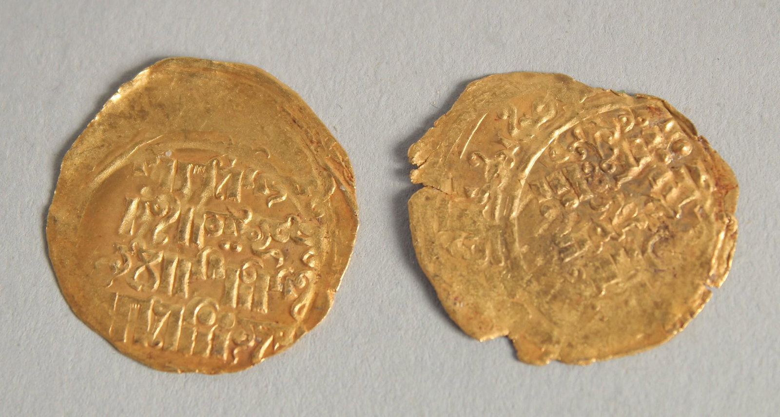 TWO EARLY ISLAMIC GOLD COINS.: TWO EARLY ISLAMIC GOLD COINS.