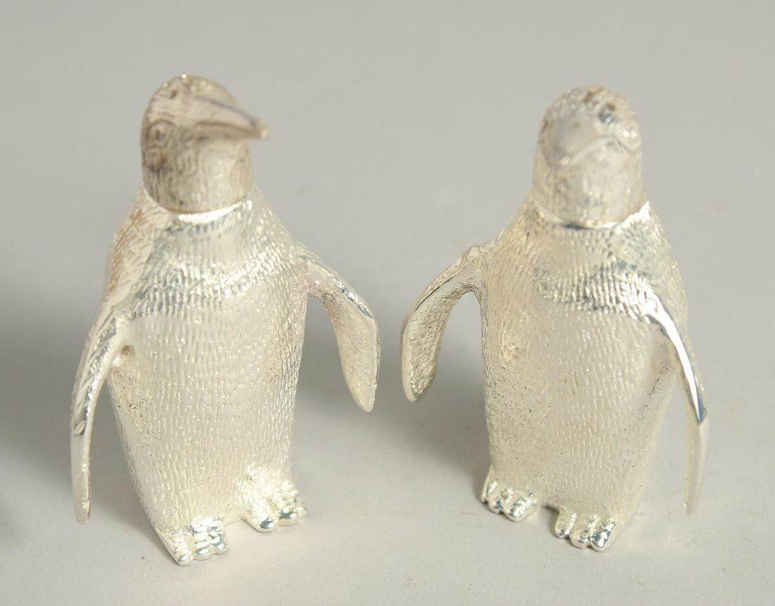 A SMALL PAIR OF SILVER PLATED PENGUIN SALT AND PEPPERS.: A SMALL PAIR OF SILVER PLATED PENGUIN SALT AND PEPPERS.