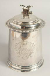 A SUPERB QUEEN ANNE SILVER LIDDED TANKARD by SETH LOFTHOUSE.  7ins high, 4.5ins diameter extending