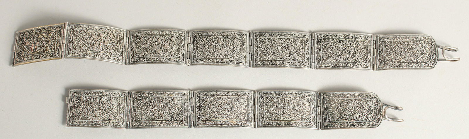 AN INDIAN ENGRAVED WHITE METAL BELT.: AN INDIAN ENGRAVED WHITE METAL BELT.