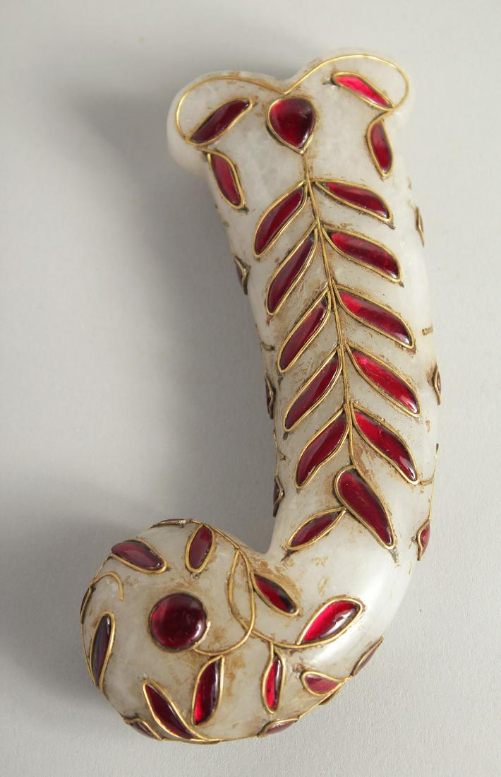A MUGHAL STYLE HARDSTONE DAGGER HANDLE, 14cm at widest point.: A MUGHAL STYLE HARDSTONE DAGGER HANDLE, 14cm at widest point.
