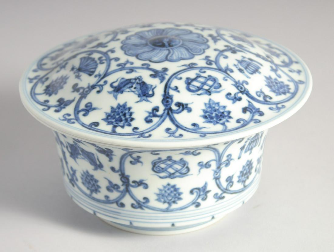 A CHINESE BLUE AND WHITE PORCELAIN BOWL AND COVER, six-character mark to the interior, 19cm: A CHINESE BLUE AND WHITE PORCELAIN BOWL AND COVER, six-character mark to the interior, 19cm diameter.