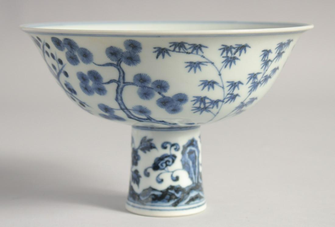 A CHINESE BLUE AND WHITE PORCELAIN PEDESTAL BOWL, the interior with six-character mark, 17cm: A CHINESE BLUE AND WHITE PORCELAIN PEDESTAL BOWL, the interior with six-character mark, 17cm diameter.