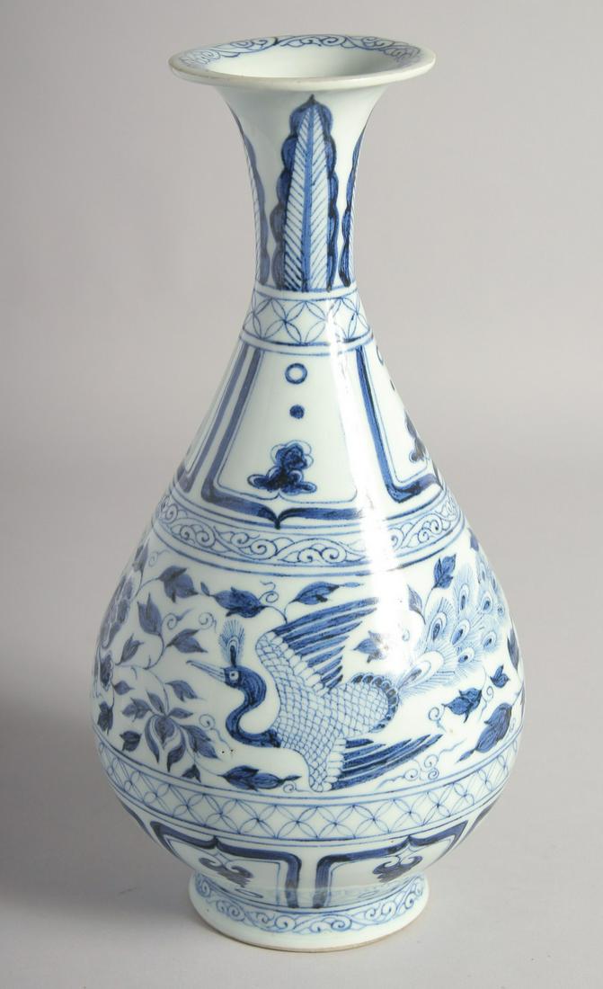 A CHINESE BLUE AND WHITE PORCELAIN YUHUCHUNPING VASE, 31cm high.: A CHINESE BLUE AND WHITE PORCELAIN YUHUCHUNPING VASE, 31cm high.