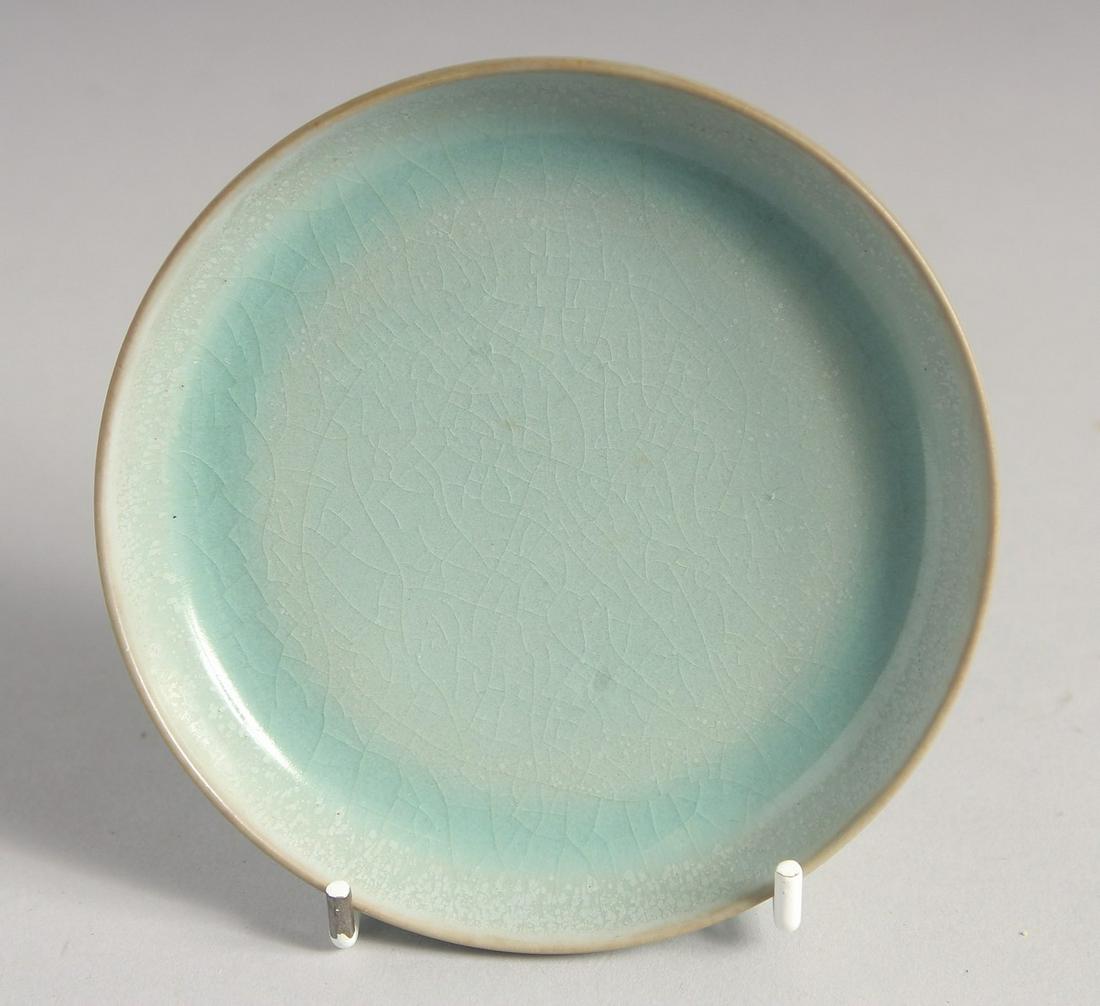 A SMALL CHINESE RUI WARE CELADON GLAZE DISH. 11cm diameter (1 of 2)