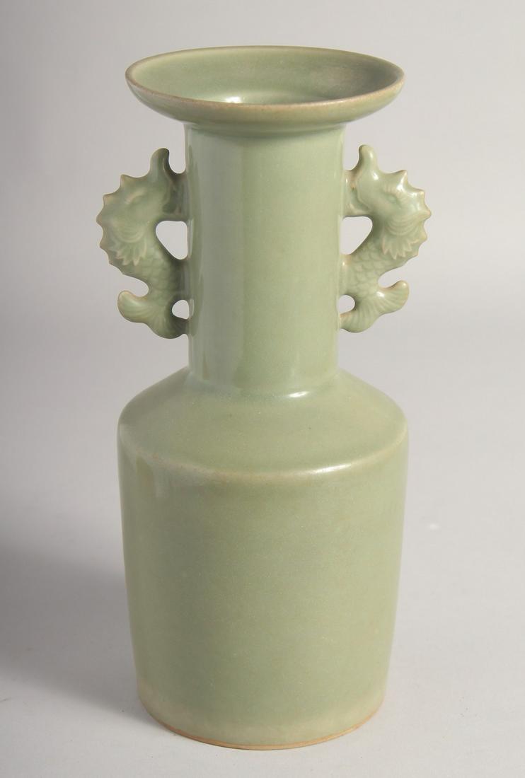A CHINESE CELADON GLAZE TWIN HANDLE VASE, 26cm high.: A CHINESE CELADON GLAZE TWIN HANDLE VASE, 26cm high.