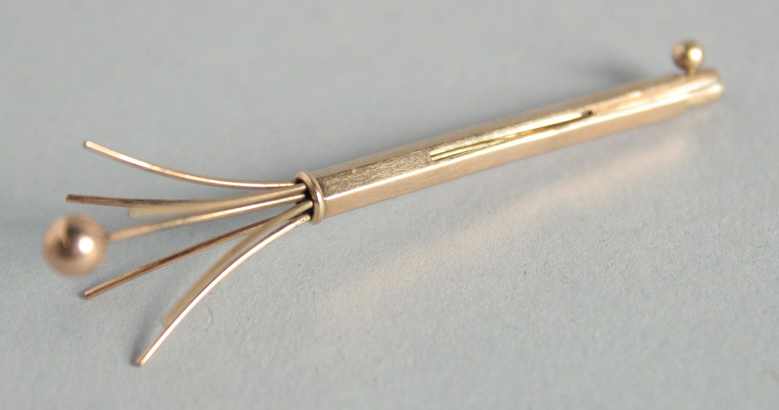 A 9CT GOLD SWIZZEL STICK. (1 of 3)