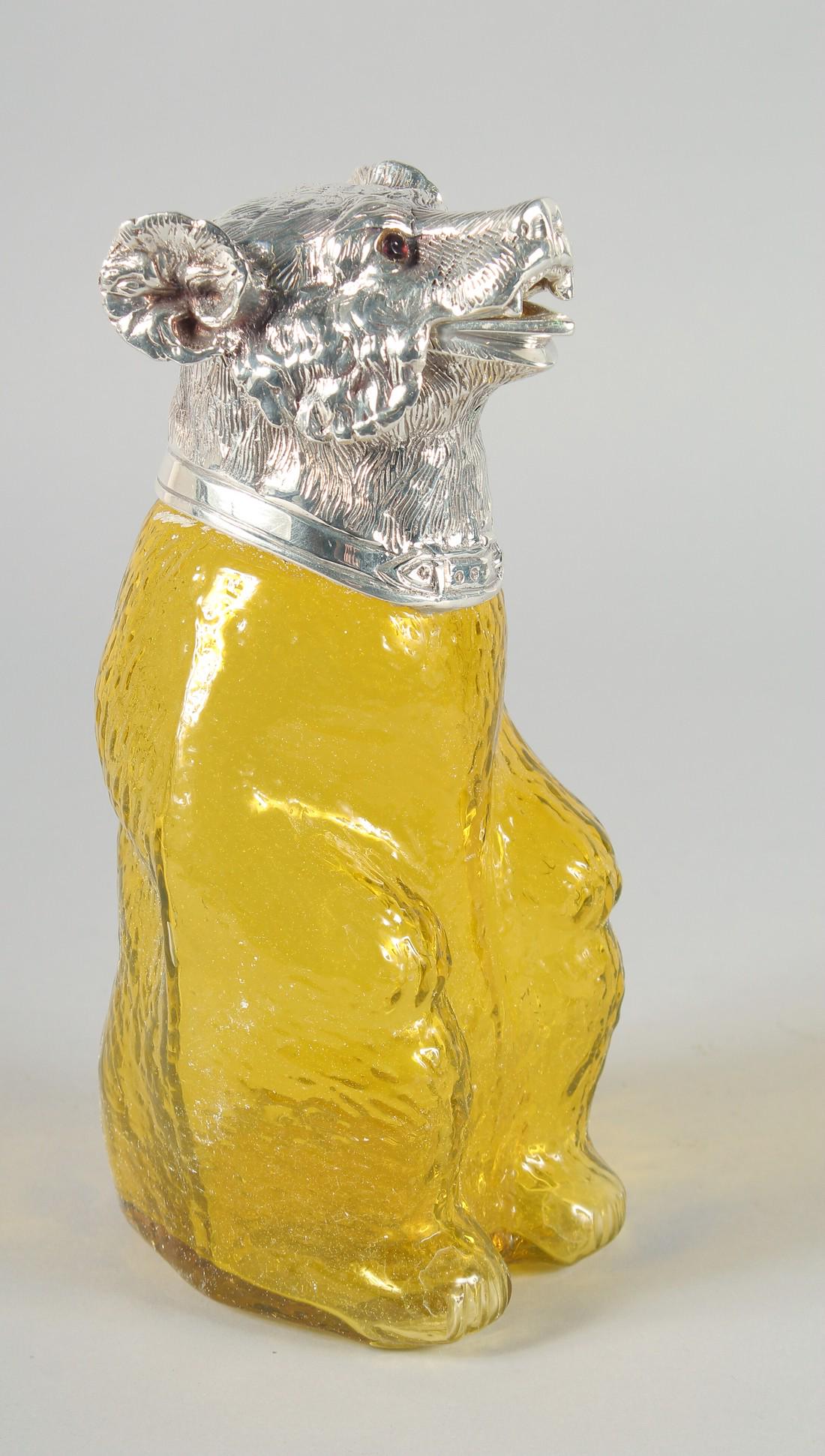 A LARGE YELLOW GLASS AND SILVER PLATED BEAR CLARET JUG with glass eyes. 9ins high.: A LARGE YELLOW GLASS AND SILVER PLATED BEAR CLARET JUG with glass eyes. 9ins high.