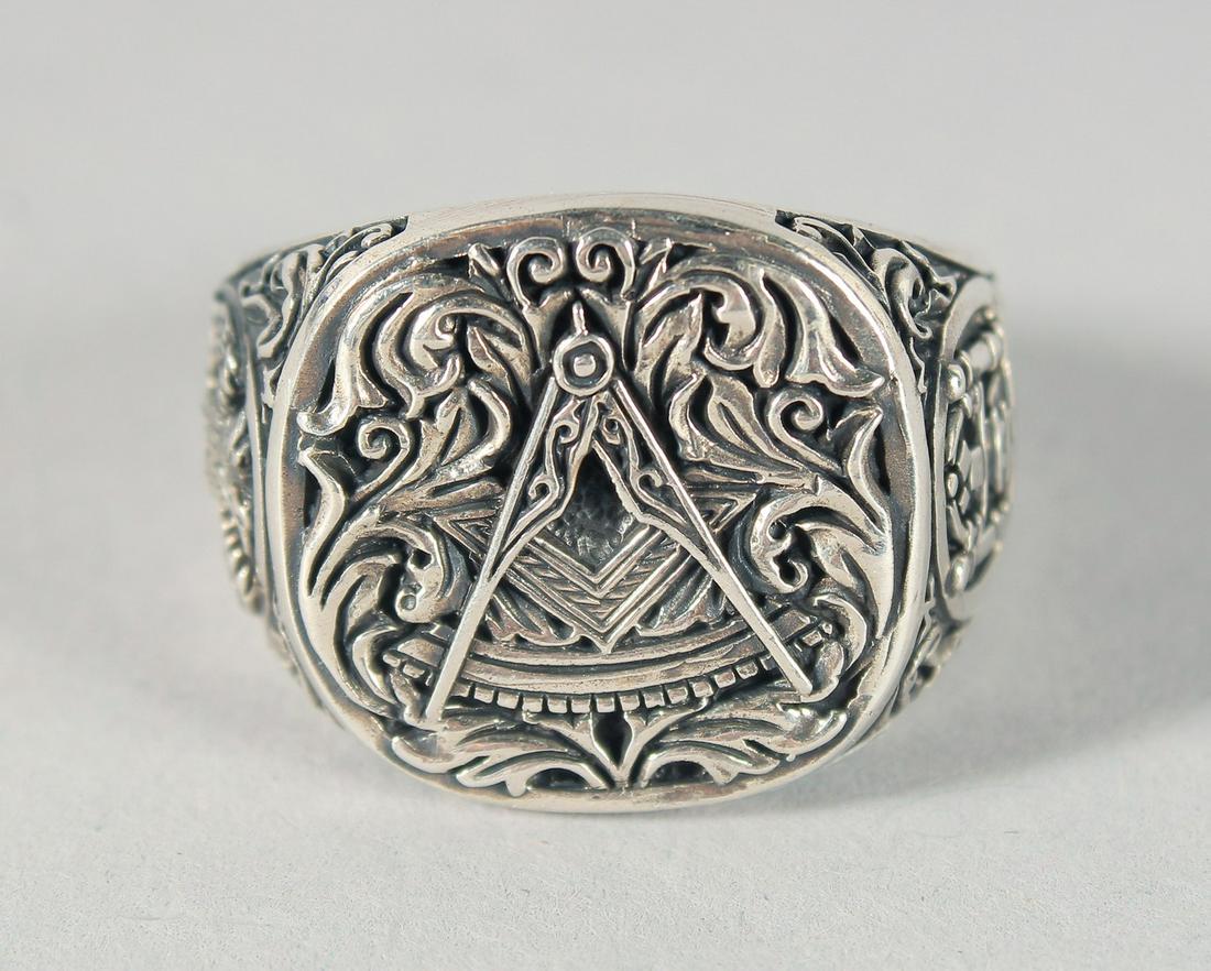 A SILVER MASONIC RING.: A SILVER MASONIC RING.