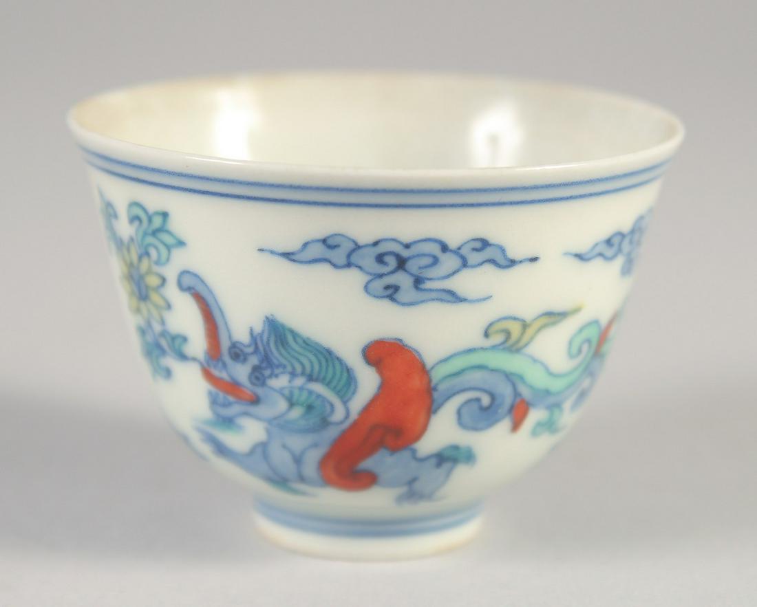 A SMALL CHINESE DOUCAI 'KUI DRAGON' CUP, six-character mark to base, 5.5cm diameter. (1 of 5)