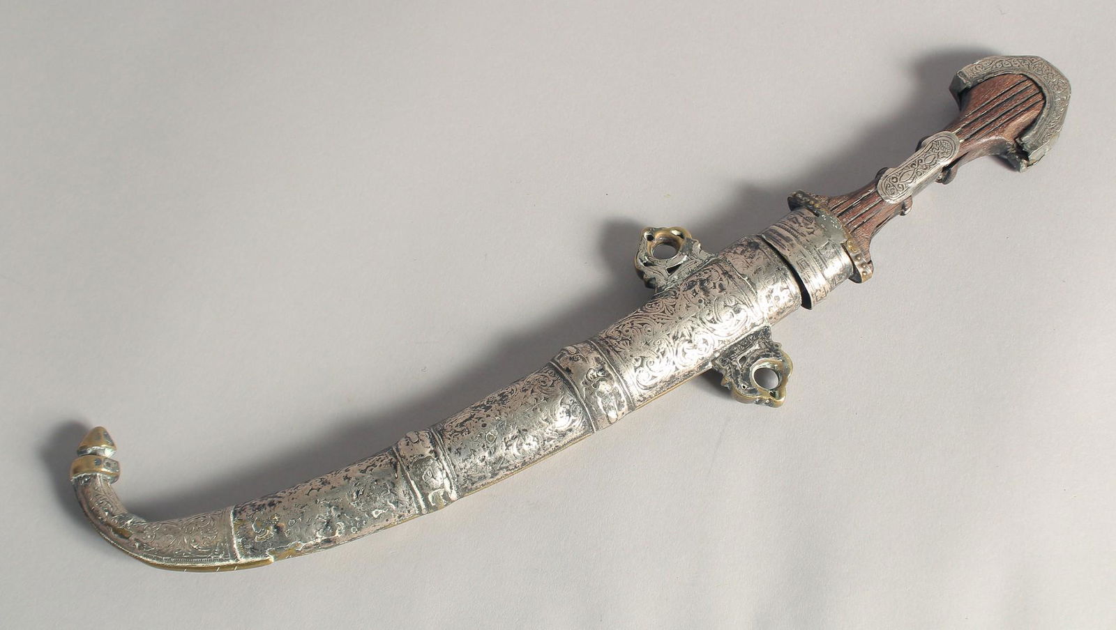 AN EARLY 20TH CENTURY MOROCCAN KAMBAYA DAGGER, and scabbard, 42cm long. (1 of 11)