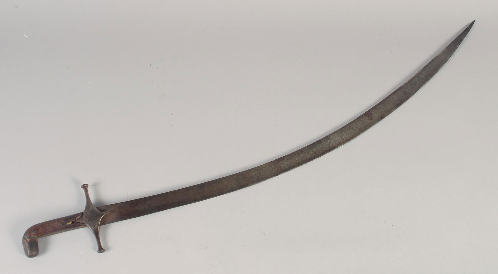 A 17TH-18TH CENTURY PERSIAN SWORD, 87cm long. (1 of 4)