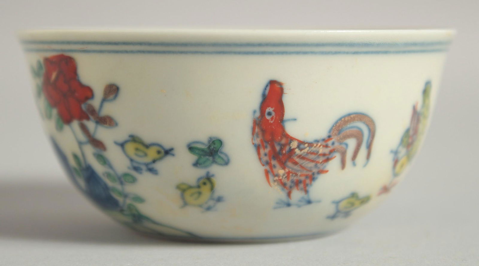 A CHINESE DOUCAI PORCELAIN CHICKEN CUP, 8.5cm diameter.: A CHINESE DOUCAI PORCELAIN CHICKEN CUP, 8.5cm diameter.