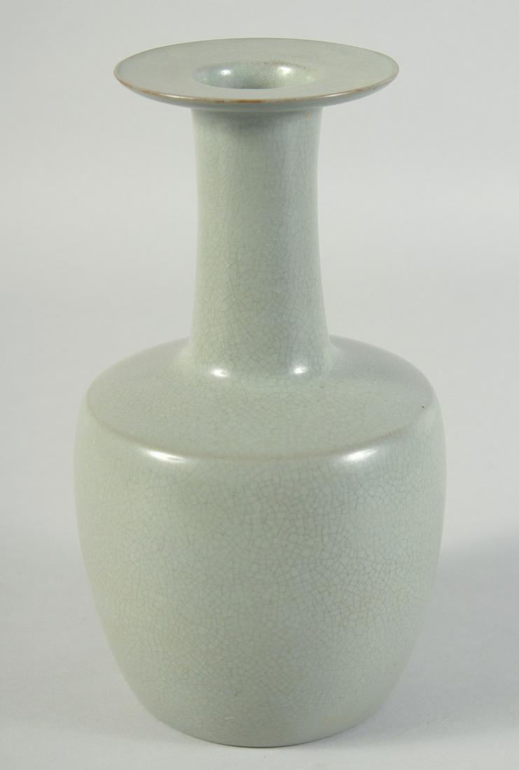 A CHINESE CELADON GLAZE VASE, 22cm high.: A CHINESE CELADON GLAZE VASE, 22cm high.