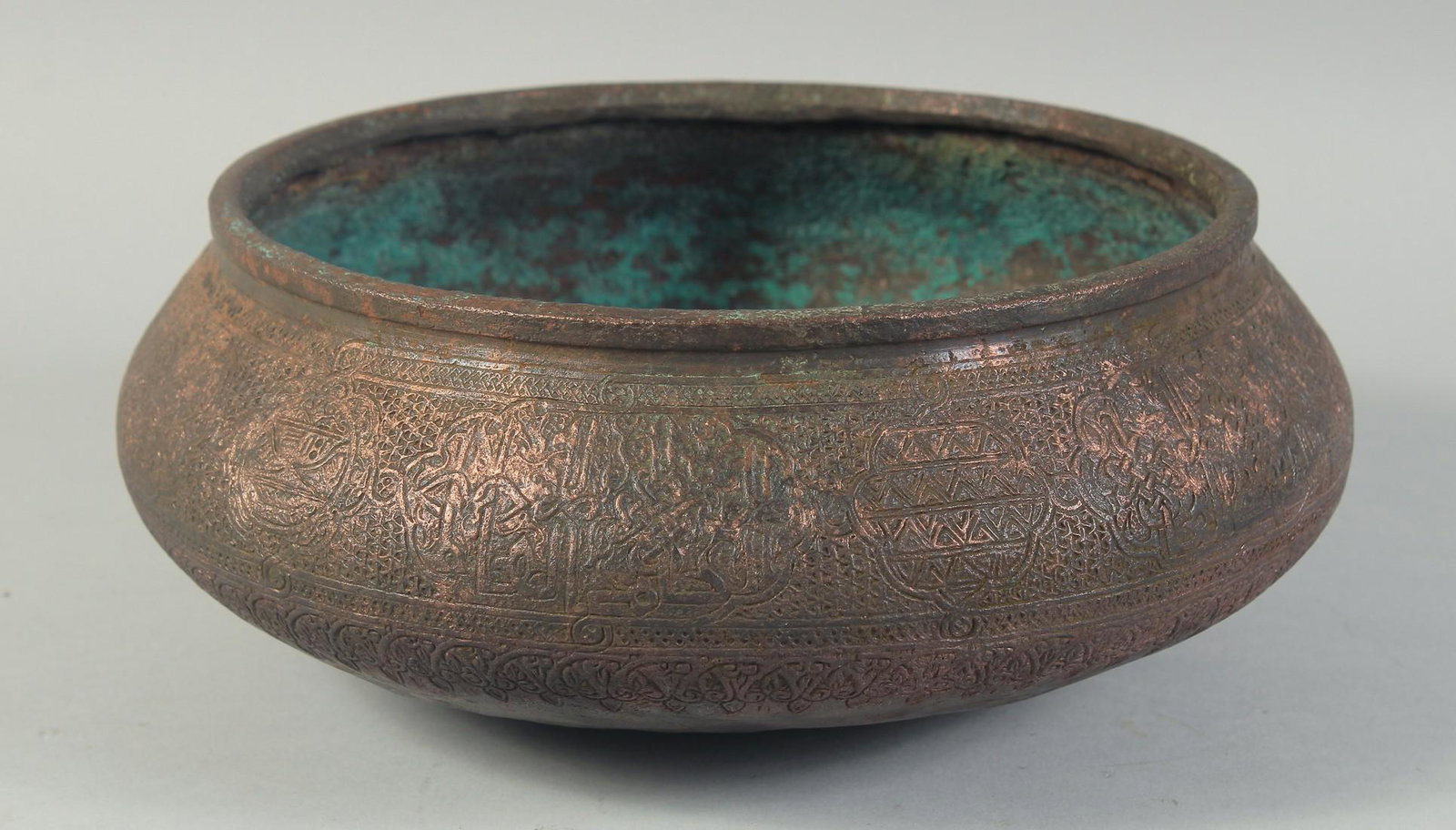 A FINE LARGE 15TH-16TH CENTURY SYRIAN MAMLUK ENGRAVED TINNED COPPER BOWL, 27cm diameter.: A FINE LARGE 15TH-16TH CENTURY SYRIAN MAMLUK ENGRAVED TINNED COPPER BOWL, 27cm diameter.