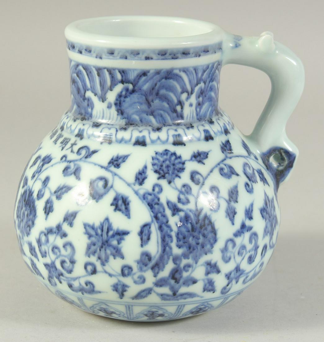 A CHINESE BLUE AND WHITE PORCELAIN JUG. 14 cm high.: A CHINESE BLUE AND WHITE PORCELAIN JUG. 14 cm high.