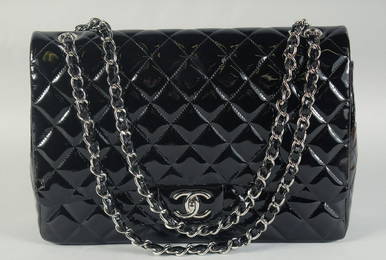 A VERY GOOD LARGE CHANEL BLACK PATENT LEATHER HANDBAG with long chrome and leather straps.  33cm