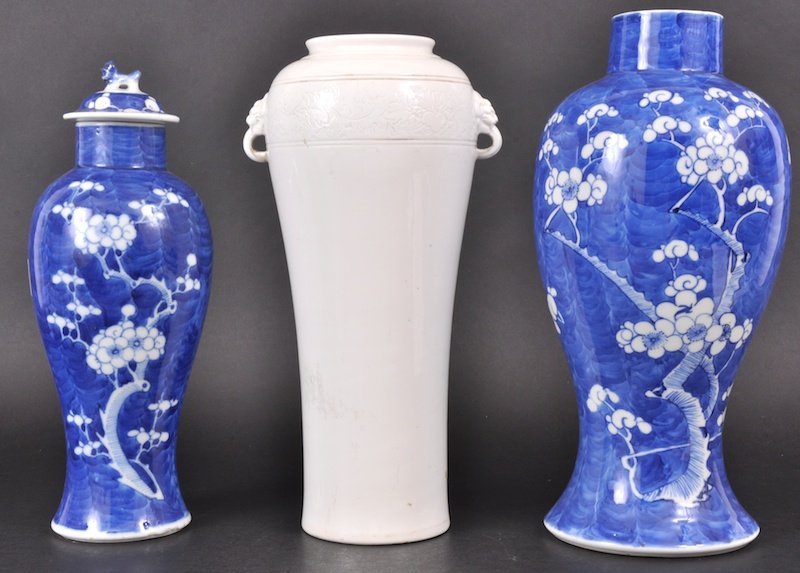 A LATE 19TH CENTURY CHINESE BLANC DE CHINE TWIN HA: A LATE 19TH CENTURY CHINESE BLANC DE CHINE TWIN HANDLED VASE engraved with foliage, together with two blue and white bases. Good condition. Largest 11. 5ins high. (3)