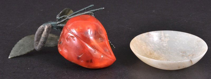 A 19TH CENTURY CHINESE WHITE JADE SHALLOW DISH toge: A 19TH CENTURY CHINESE WHITE JADE SHALLOW DISH together with a carved agate fruit. Hairline to dish. (2)
