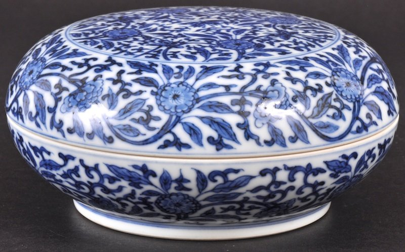 AN EARLY 20TH CENTURY CHINESE BLUE AND WHITE BOX : AN EARLY 20TH CENTURY CHINESE BLUE AND WHITE BOX AND COVER bearing Kangxi marks to base, painted with foliage. Good condition. 6. 5ins diameter.
