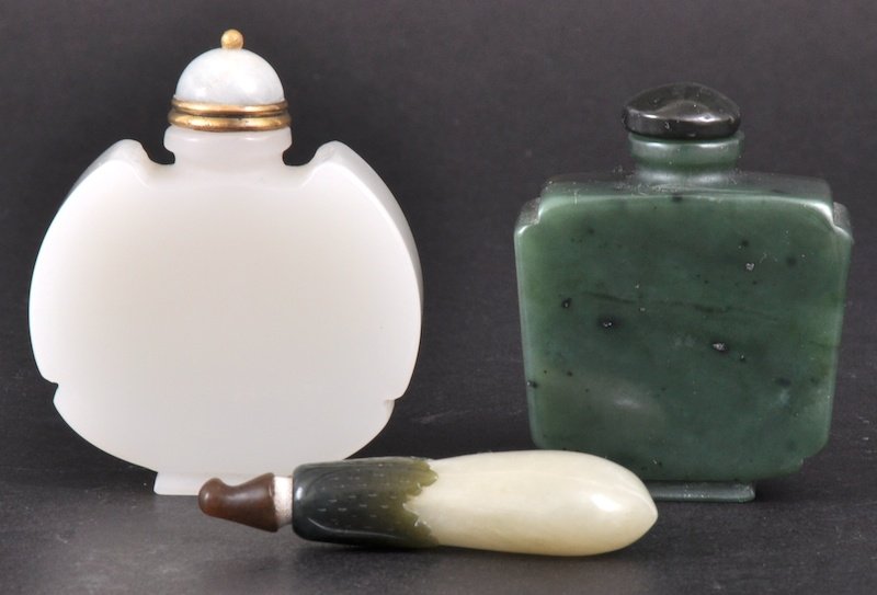 AN EARLY 20TH CENTURY CHINESE SPINACH JADE SNUFF B: AN EARLY 20TH CENTURY CHINESE SPINACH JADE SNUFF BOTTLE AND STOPPER together with another white jade snuff bottle & another. Good condition. (3)