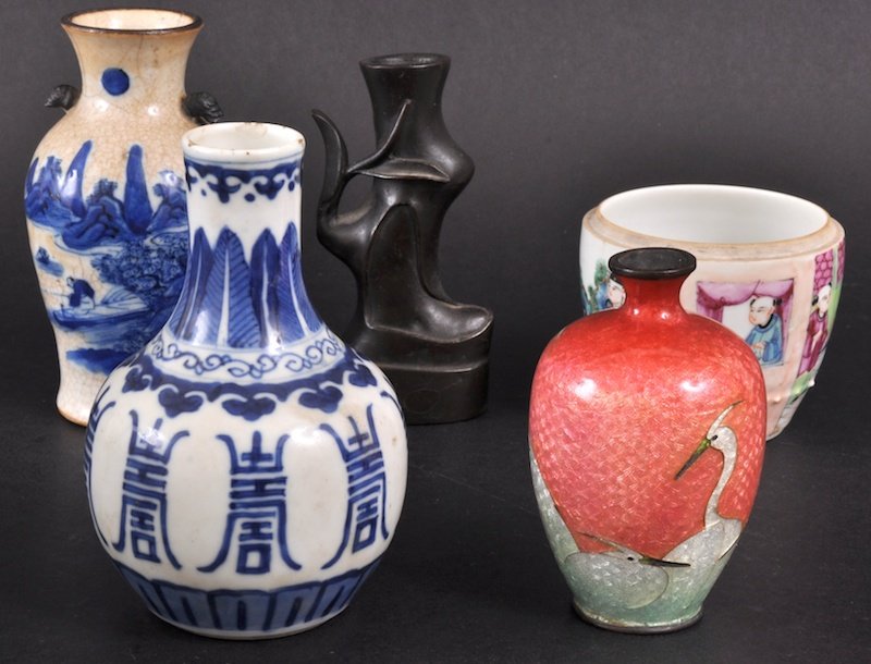 A 19TH CENTURY CHINESE BLUE AND WHITE VASE painte: A 19TH CENTURY CHINESE BLUE AND WHITE VASE painted with motifs, together with a bronze vase and three other pots. Some faults. (5)
