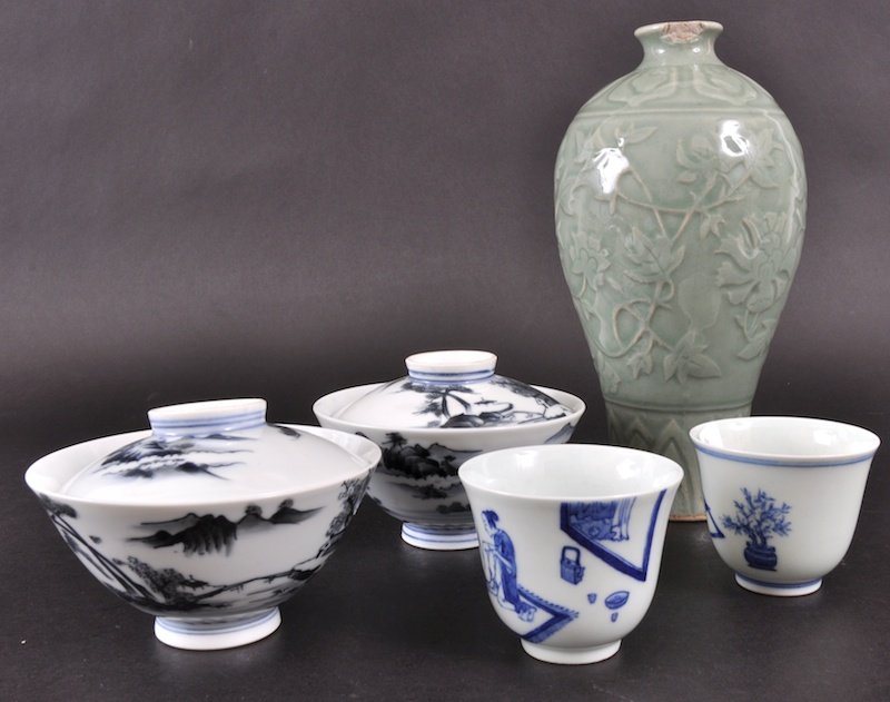 A 19TH CENTURY CHINESE GREEN CELADON MEI PING VAS: A 19TH CENTURY CHINESE GREEN CELADON MEI PING VASE together with a pair of Kangxi blue and white teabowls & two Japanese rice bowls and covers. Vase with chip, otherwise good condition. (5)