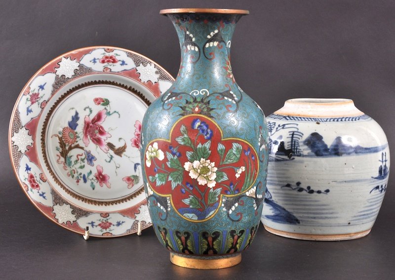 AN 18TH CENTURY CHINESE EXPORT CIRCULAR PLATE toge: AN 18TH CENTURY CHINESE EXPORT CIRCULAR PLATE together with a cloisonné vase & early blue and white ginger jar. Few faults. (3)