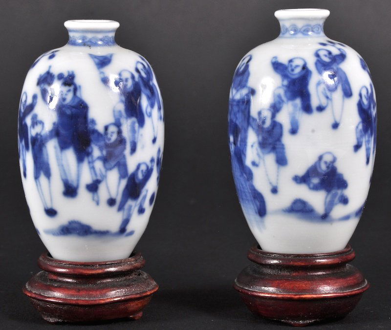 TWO CHINESE BLUE AND WHITE VASES.: TWO CHINESE BLUE AND WHITE VASES.