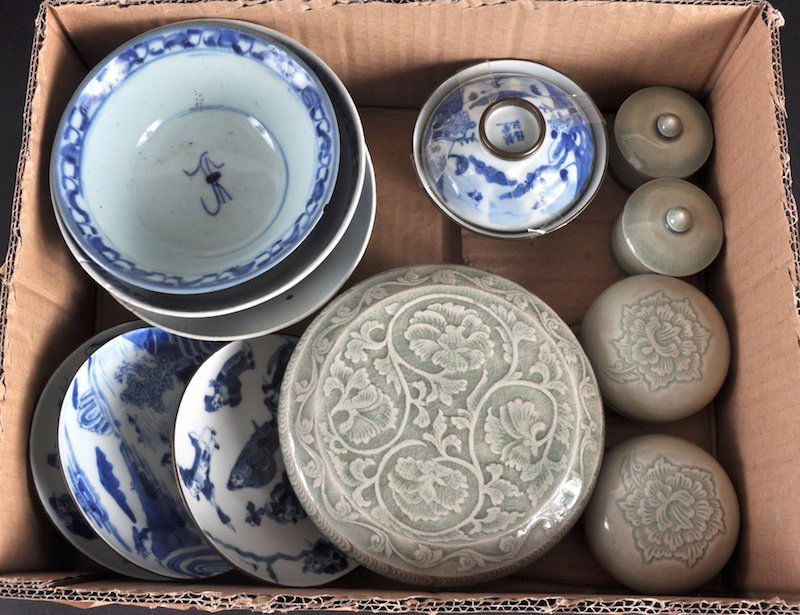 A 19TH CENTURY KOREAN GREEN CELADON BOX AND COVER: A 19TH CENTURY KOREAN GREEN CELADON BOX AND COVER together with Chinese blue and white saucers, early bowls etc. Few minor faults. (12)