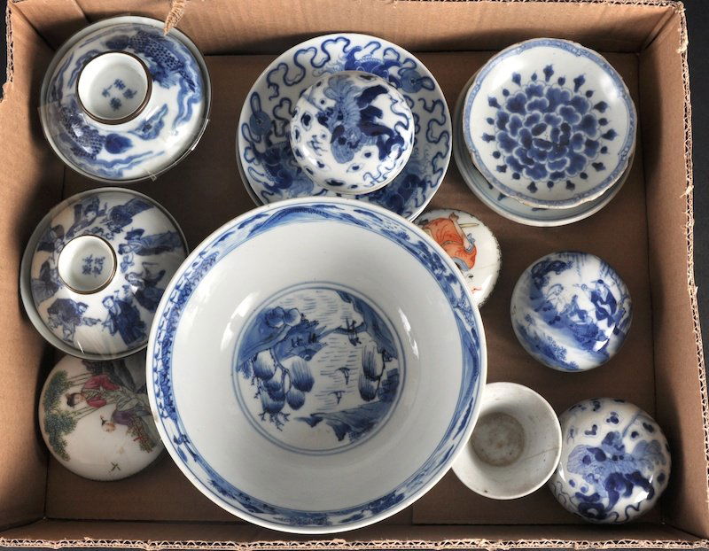A 19TH CENTURY CHINESE BLUE AND WHITE BOWL bearin: A 19TH CENTURY CHINESE BLUE AND WHITE BOWL bearing Kangxi marks to base, together with five porcelain boxes and covers etc. Minor faults. (13)