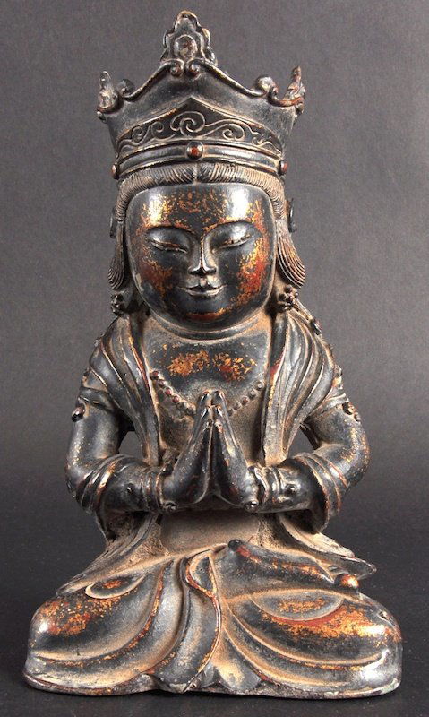 A GOOD CHINESE MING BRONZE LACQUERED FIGURE OF A: A GOOD CHINESE MING BRONZE LACQUERED FIGURE OF A BUDDAH modelled seated with hands clasped wearing a crown and flowing robes. Minor wear, lacquer losses.8.75ins high. Provenance: Private European Coll