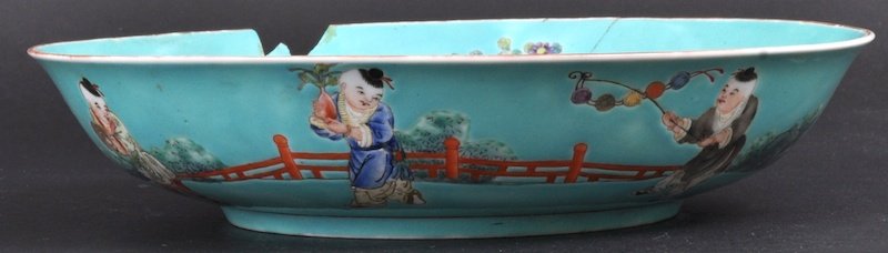 A LATE 19TH CENTURY CHINESE ‘100 BOYS’ ENAMELLED: A LATE 19TH CENTURY CHINESE ‘100 BOYS’ ENAMELLED DISH bearing Jiaqing mark to base, painted upon a turquoise ground. A/F. 9ins diameter.