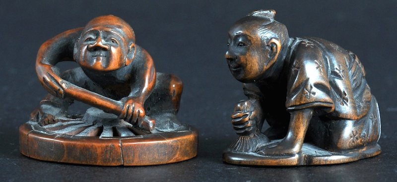 A LATE 19TH CENTURY JAPANESE MEIJI PERIOD BOXWOO: A LATE 19TH CENTURY JAPANESE MEIJI PERIOD BOXWOOD NETSUKE modelled as a man kneeling, together with another. Minor natural splits. Signed. (2)