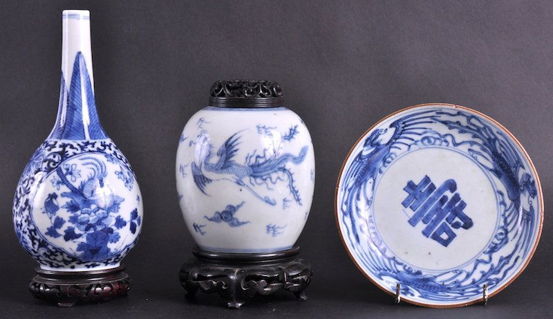 A 19TH CENTURY CHINESE BLUE AND WHITE GINGER JAR A: A 19TH CENTURY CHINESE BLUE AND WHITE GINGER JAR AND COVER together with a Kangxi style bottle neck vase & saucer. Good condition. (3)