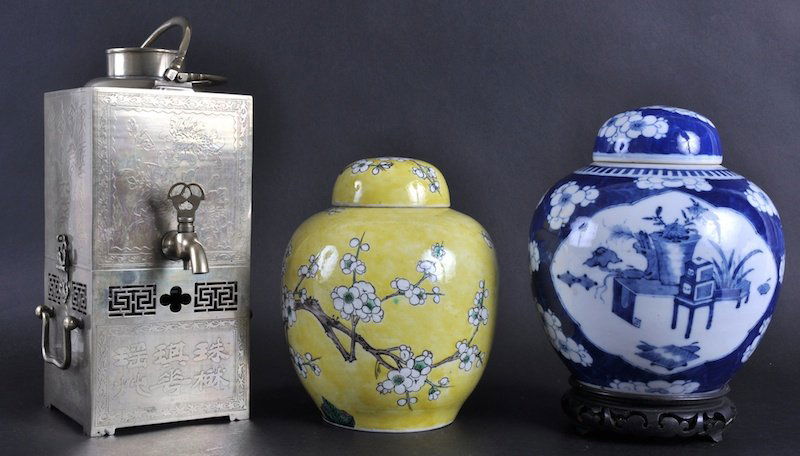 A 19TH CENTURY CHINESE BLUE AND WHITE GINGER JAR A: A 19TH CENTURY CHINESE BLUE AND WHITE GINGER JAR AND COVER together with another ginger jar & a Chinese brass samovar. Good condition. (3)